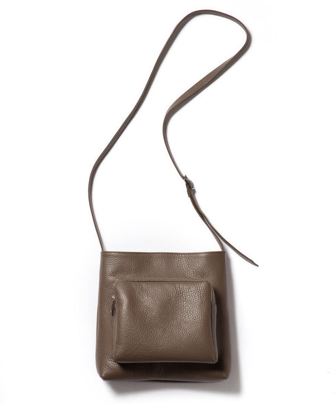 MR.OLIVE E.O.I / MILANO GRAIN LEATHER / GUSSET POCKET COMPACT SHOULDER BAG ミスターオリーブ イーオーアイ/ミラノグレインレザー/ガゼットポケット コンパクトショルダーバッグ)